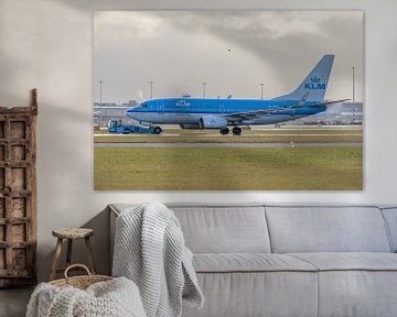 KLM Boeing 737-700 wordt naar hangar gesleept.