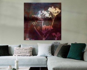 Modernes abstraktes botanisches Bild. Blumen in dunkelrosa, braun, grau von Dina Dankers