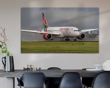 Landende Kenya Airways Boeing 787 Dreamliner. van Jaap van den Berg