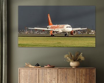 EasyJet Airbus A319-111 is geland op Schiphol.