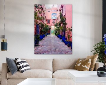 Roze straatje met blauwe bloempotten in Marrakech van Judith van Wijk