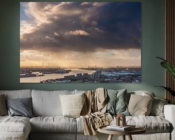 Schöner Himmel über Rotterdam von Ilya Korzelius