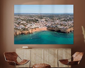 Luchtfoto van het historische plaatsje Carvoeiro in de Algarve Portugal van Eye on You