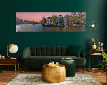 Panorama Stadsgezicht van Amsterdam aan de Amstel in Nederland bij zonsondergang van Eye on You