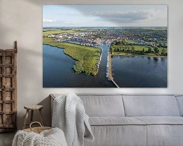 Luchtfoto van het traditionele stadje Spakenburg in Nederland van Eye on You