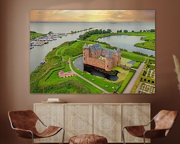 Luchtfoto van kasteel Muiderslot bij Muiden in Nederland bij zonsondergang van Eye on You