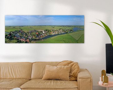 Luftbildpanorama des traditionellen Dorfes Oosthem in Friesland, Niederlande von Eye on You