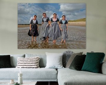 Meisjes op het strand van Lisette van Peenen