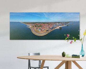 Panorama aérien de la ville traditionnelle d'Urk sur l'IJsselmeer aux Pays-Bas sur Eye on You