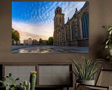 Soleil d'été sur la tour Lebuïnus et la place Grotekerkhof à Deventer sur Bart Ros