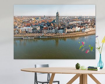 Vue aérienne de la ville de Deventer sur la rivière IJssel avec l'église Lebinius aux Pays-Bas sur Eye on You