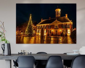 Middeleeuws stadhuis van Dokkum bij nacht  met kerstmis in Nederland van Eye on You