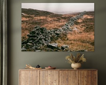 Mur de pierres dans un paysage de montagne en automne en Ecosse sur Sjoerd van der Wal Photographie