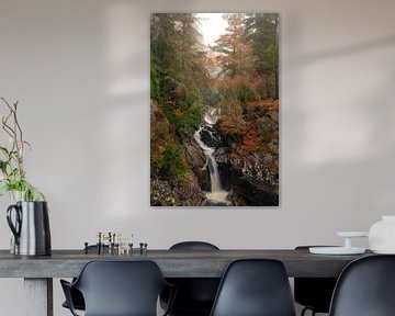 Falls of Bruar in Schottland an einem nebligen Herbsttag von Sjoerd van der Wal Fotografie