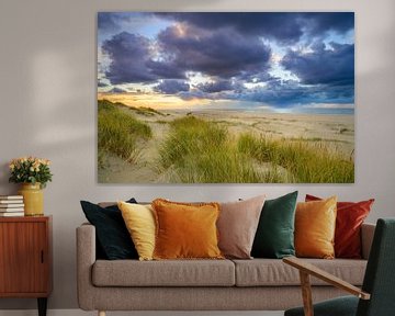 Zonsondergang op het strand van Texel met zandduinen op de voorgrond