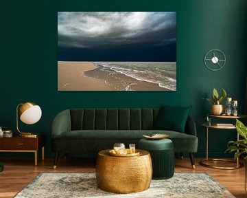 Sonnenaufgang am Strand der Insel Texel mit einer Gewitterwolke von Sjoerd van der Wal Fotografie