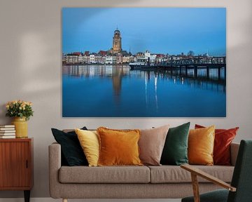 Vue de la belle ville de Deventer à l'heure bleue ; sur Meindert Marinus