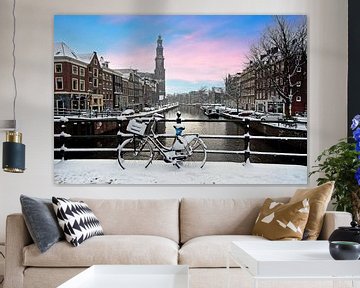 Besneeuwd Amsterdam met de Westerkerk in de winter in Nederland bij zonsondergang van Eye on You