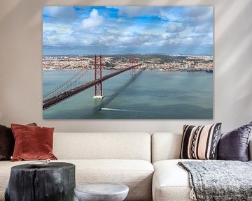 De brug over de rivier de Taag in Lissabon van Roosmarijn Jongstra