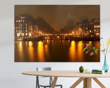 Paysage urbain d'Amsterdam sur la rivière Amstel aux Pays-Bas, la nuit sur Eye on You