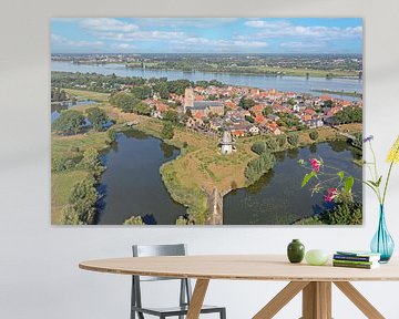 Luchtfoto van het historische stadje Woudrichem aan de rivier de  Merwede in Nederland van Eye on You