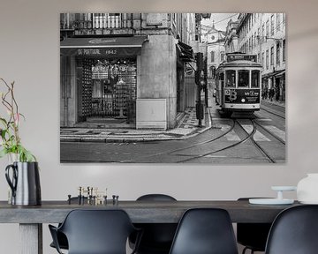 Straatbeeld Lissabon met tram van Sander Groenendijk