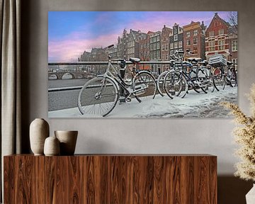Paysage urbain d'Amsterdm enneigé en hiver aux Pays-Bas au coucher du soleil sur Eye on You