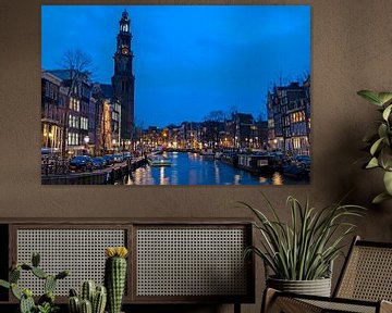 Stadsgezicht van Amsterdam met de Westerkerk in the Nederland bij zonsondergang van Eye on You