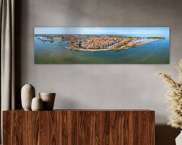 Panorama aérien de la ville historique d'Enkhuizen sur l'IJsselmeer aux Pays-Bas sur Eye on You