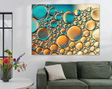 Gouden en petrolkleurige druppels olie op water van Lucille Advocaat