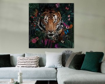 Porträt eines Tigers im Dschungel zwischen Blumen und Schmetterlingen von John van den Heuvel