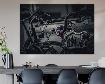 Le guidon de la bicyclette avec la peinture violette usée par les intempéries sur Robby's fotografie