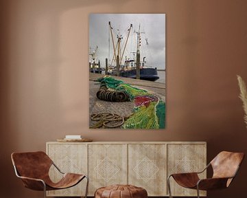 Visserschepen en netten aan de kade van de haven van scheepskijkerhavenfotografie