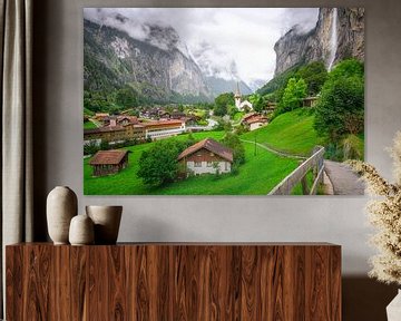 Neblige Mystik: Lauterbrunnen zwischen Wolken und Bergen