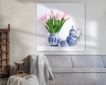 Zacht roze tulpen in Delfts blauwe vaas stilleven van Vlindertuin Art