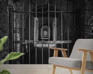 Een verlaten gevangenis in zeer slecte staat in zwart wit van Steven Dijkshoorn