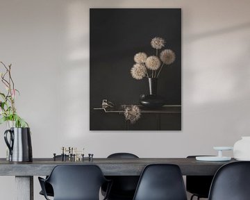 Modern. Stilleven met bloemen. Minimalisme. van Alie Ekkelenkamp