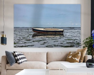 Boot, das trocken im Schlamm der Oosterschelde liegt von Ingrid Bergmann  Fotografie