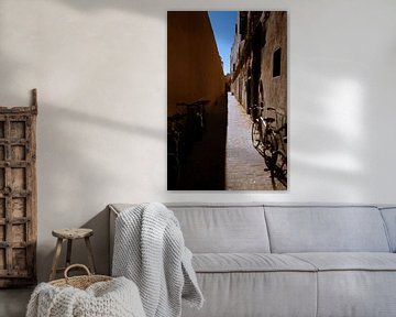 Essouira Alley | Marokko Alley Collection | Fine Art | Warmcolorierter Kunstdruck von Charif Bennani