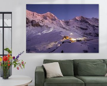 Kleine Scheidegg met de Eiger en Mönch na zonsondergang in de winter van Martin Steiner