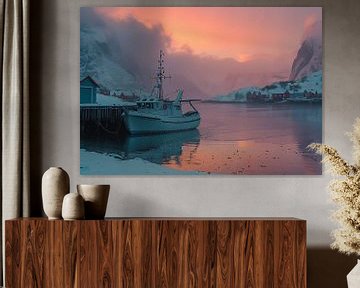 Dageraad in de fjord, silhouet van de boot van fernlichtsicht