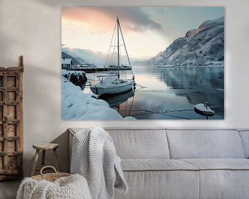 Zonsopgang, fjord en boot van fernlichtsicht