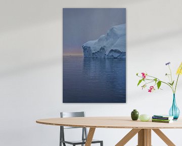 Een piepklein bootje en een gigantische ijsberg van Elisa in Iceland