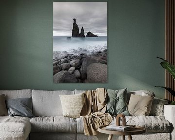 Sea stacks rotsen op een grijsachtige dag in Madeira van Lisa Groothuis