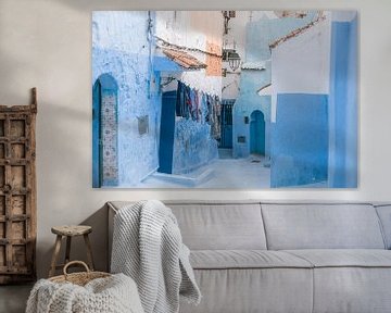 Enchantement bleu : une rue colorée au Maroc sur Marika Huisman fotografie