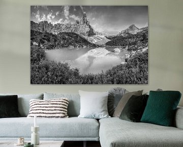 Panorama de montagne avec lac de montagne dans les Alpes en noir et blanc sur Manfred Voss, Schwarz-weiss Fotografie