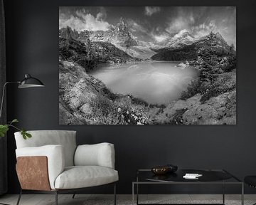 Lac de montagne dans les Dolomites en noir et blanc sur Manfred Voss, Schwarz-weiss Fotografie