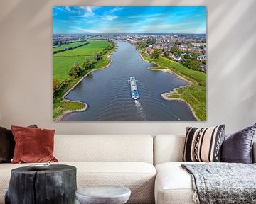 Vrachtschip varend op de rivier de IJssel bij Zutphen in Nederland van Eye on You