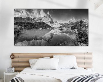 Paysage de montagne au lac Sorapis dans les Dolomites en noir et blanc sur Manfred Voss, Schwarz-weiss Fotografie