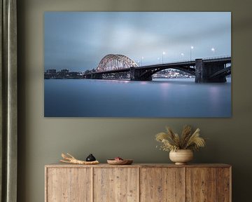 Waalbrug van Nijmegen tijdens hoogwater van bart dirksen